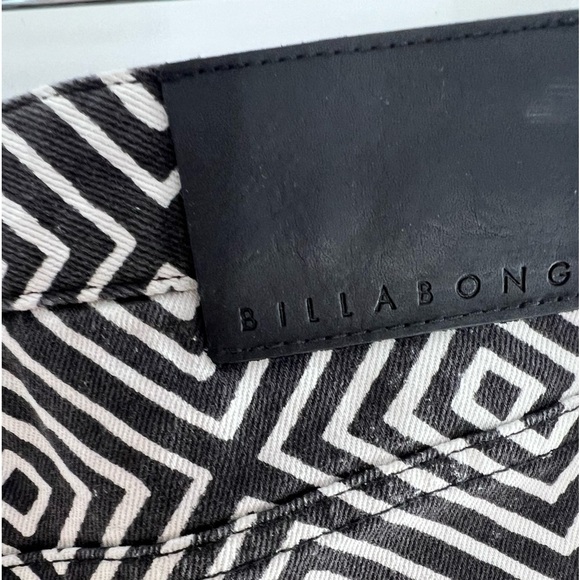 BILLBONG BLACK AND WHITE HIGH RISE SHORTS 5 - Picture 4 of 5
